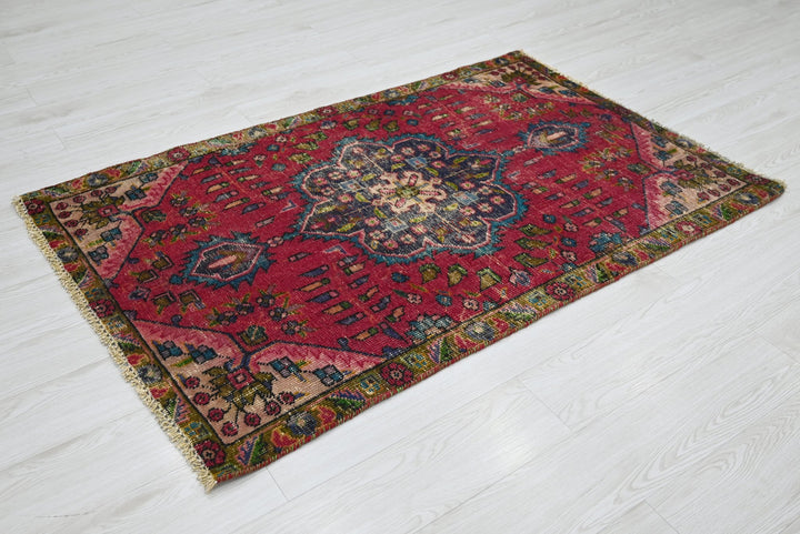 red Accent rug 3' 1" x 4' 10"