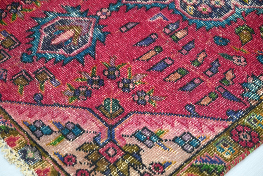 red Accent rug 3' 1" x 4' 10"