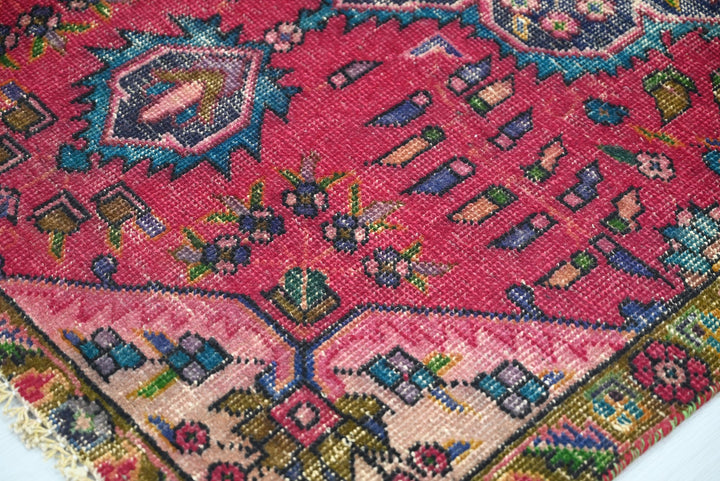 red Accent rug 3' 1" x 4' 10"