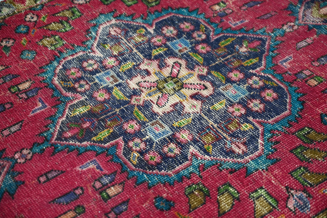 red Accent rug 3' 1" x 4' 10"