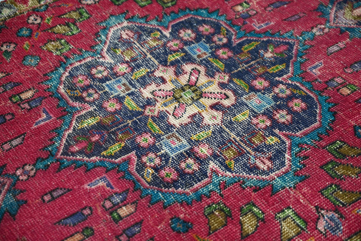 red Accent rug 3' 1" x 4' 10"