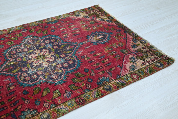 red Accent rug 3' 1" x 4' 10"