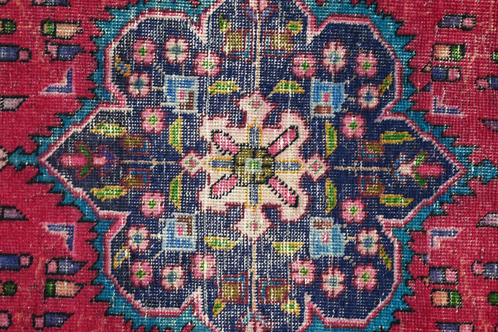 red Accent rug 3' 1" x 4' 10"