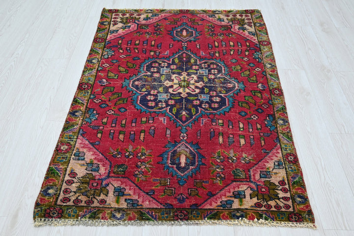 red Accent rug 3' 1" x 4' 10"