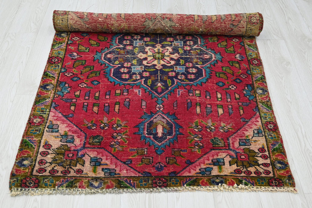 red Accent rug 3' 1" x 4' 10"