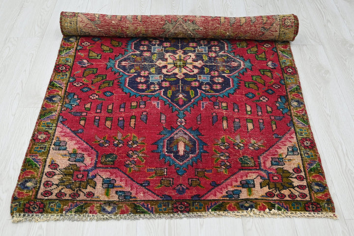 red Accent rug 3' 1" x 4' 10"
