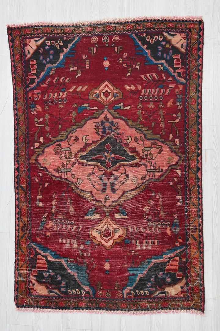 red Accent rug 3' 3" x 4' 10"