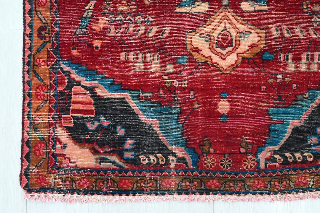 red Accent rug 3' 3" x 4' 10"