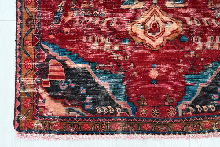 red Accent rug 3' 3" x 4' 10"