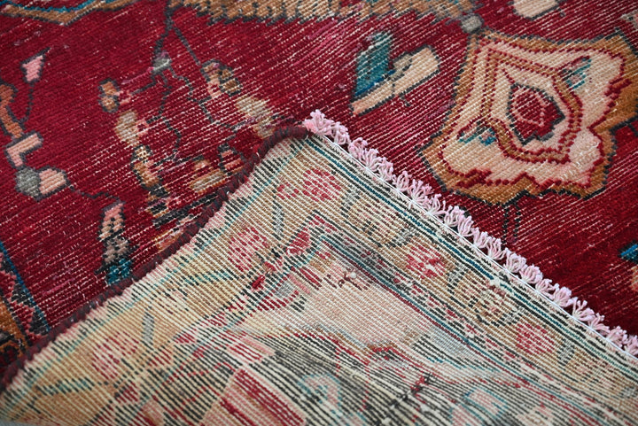 red Accent rug 3' 3" x 4' 10"