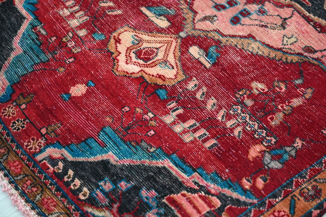 red Accent rug 3' 3" x 4' 10"