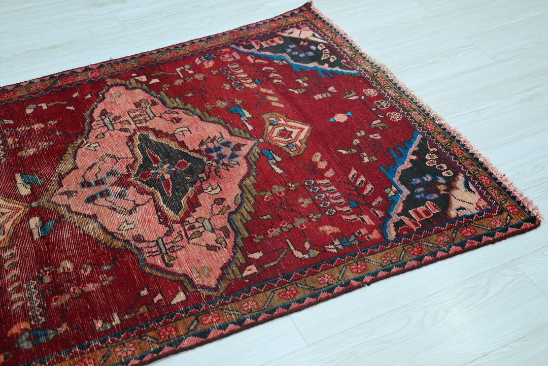 red Accent rug 3' 3" x 4' 10"