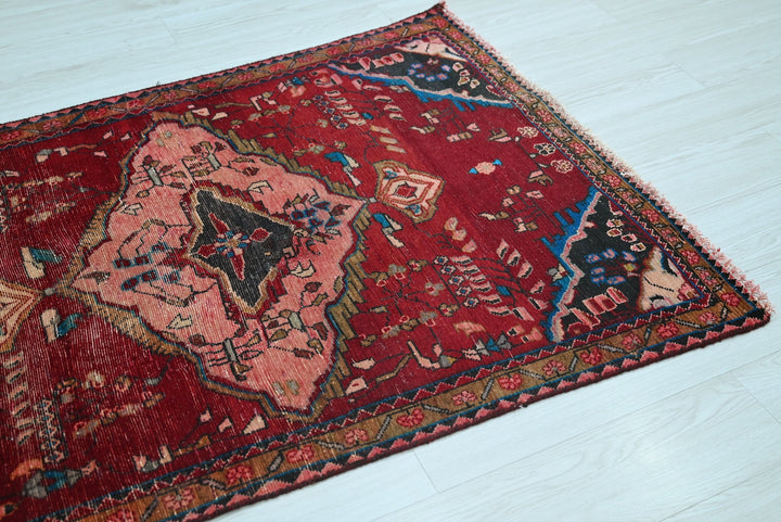red Accent rug 3' 3" x 4' 10"