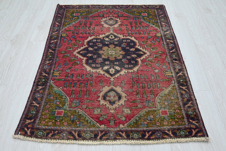 red Accent rug 3' 2" x 4' 7"