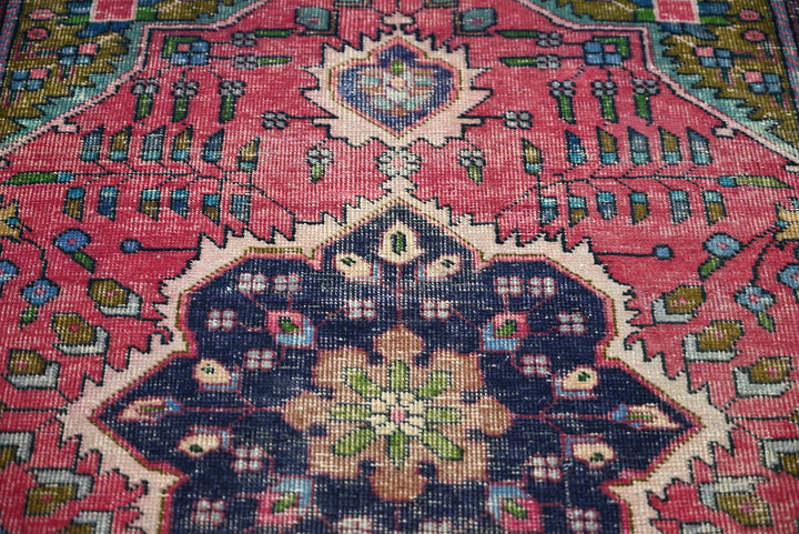red Accent rug 3' 2" x 4' 7"