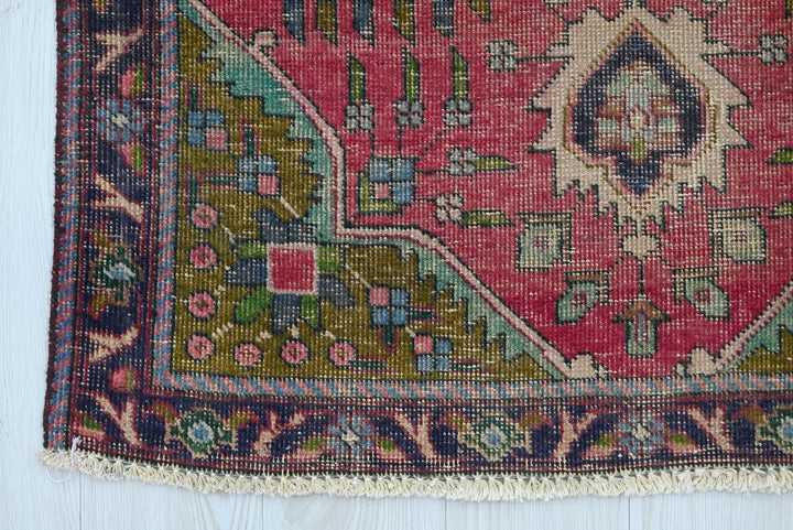 red Accent rug 3' 2" x 4' 7"