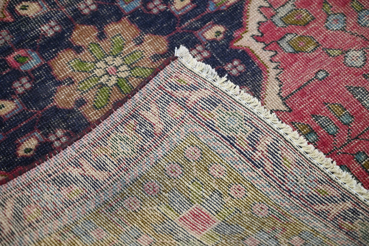 red Accent rug 3' 2" x 4' 7"