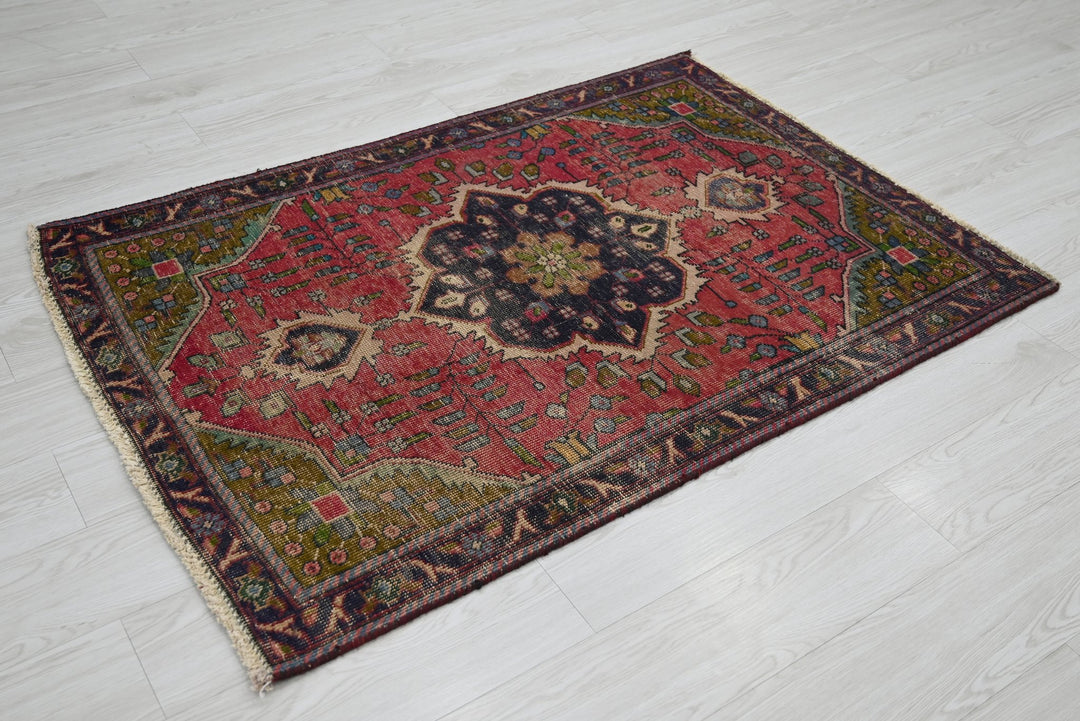 red Accent rug 3' 2" x 4' 7"