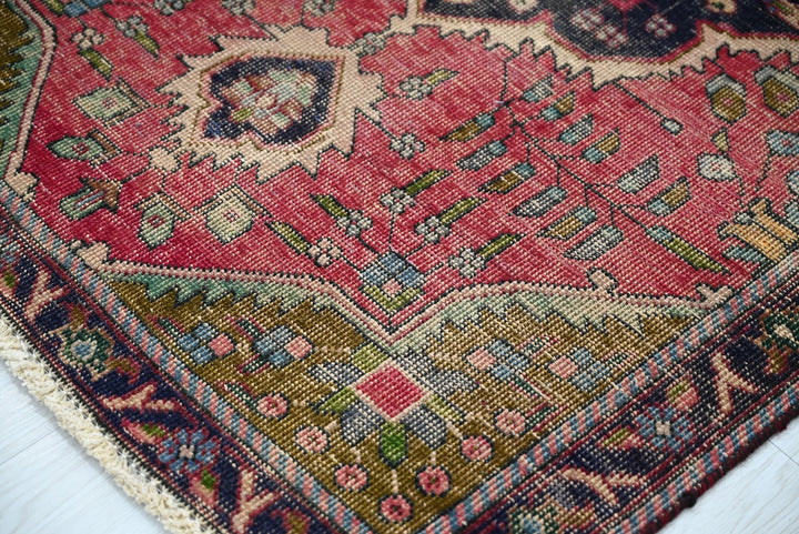 red Accent rug 3' 2" x 4' 7"