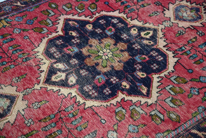 red Accent rug 3' 2" x 4' 7"