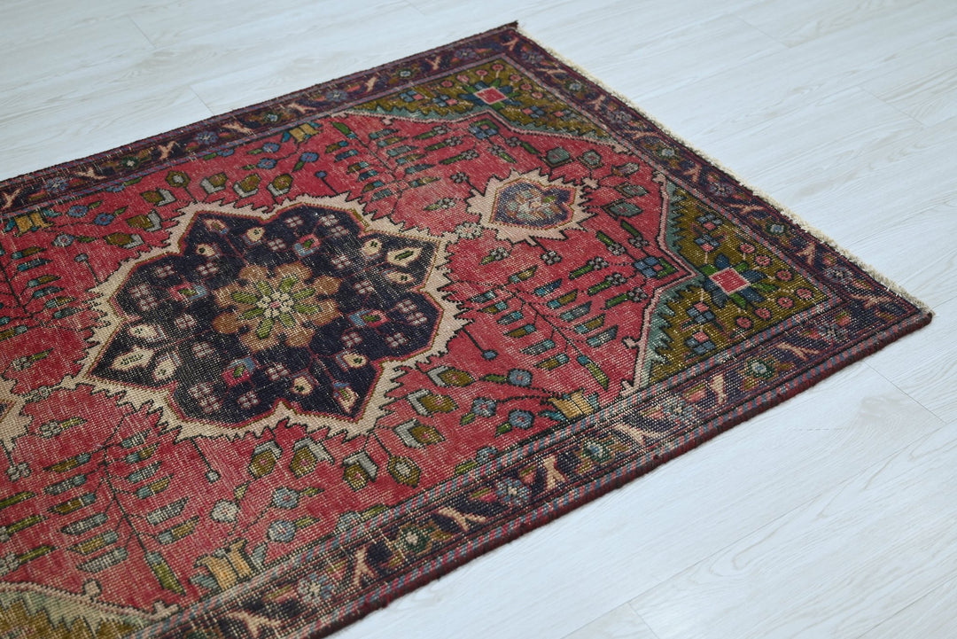 red Accent rug 3' 2" x 4' 7"