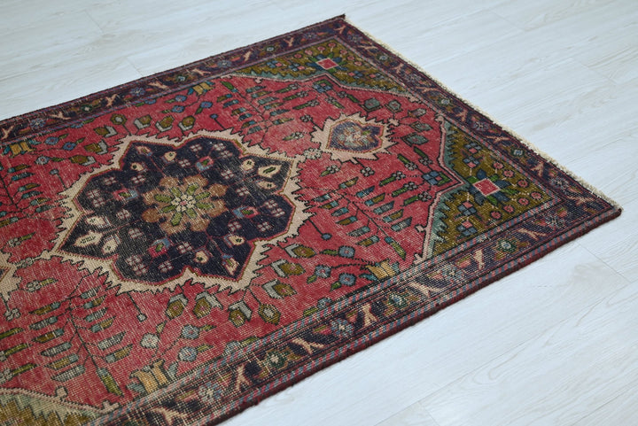 red Accent rug 3' 2" x 4' 7"