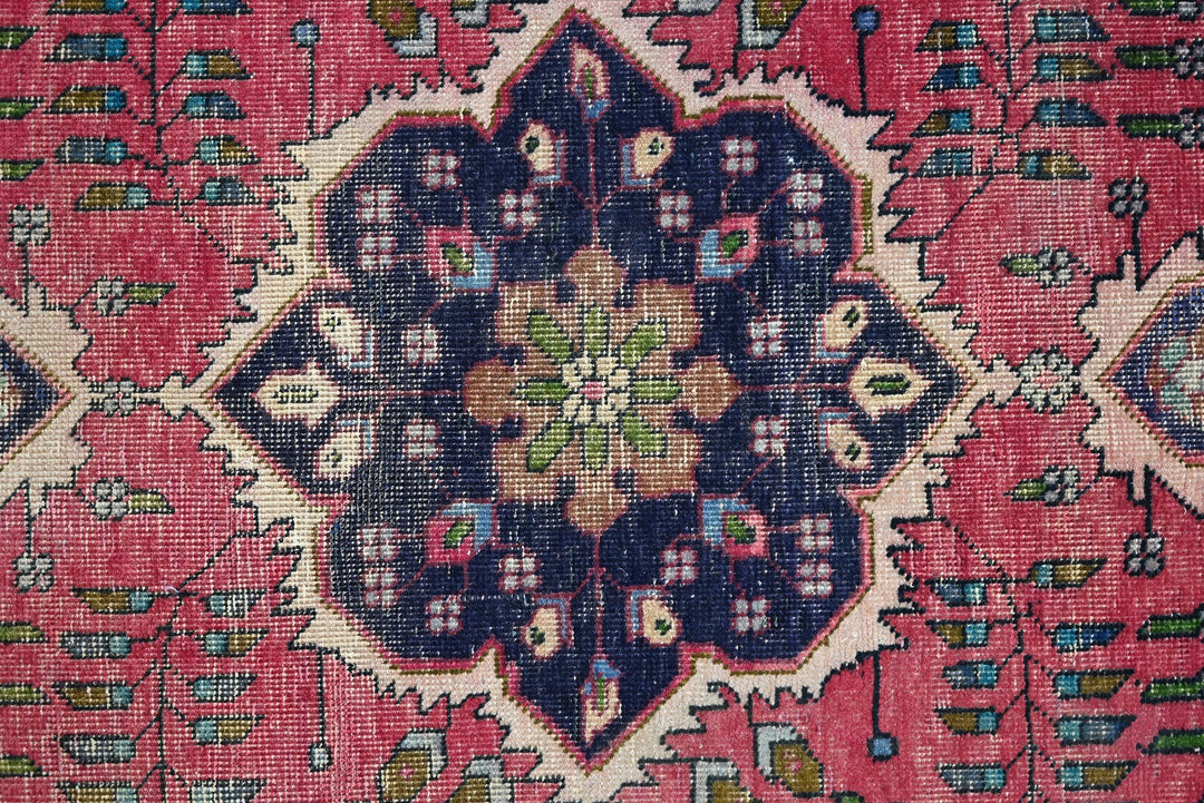 red Accent rug 3' 2" x 4' 7"