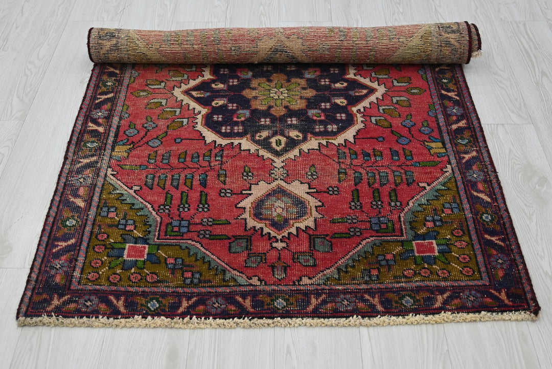 red Accent rug 3' 2" x 4' 7"