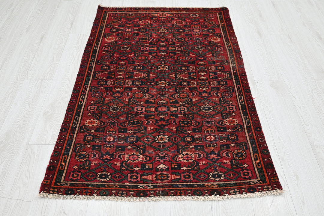 red Accent rug 3' 0" x 5' 1"