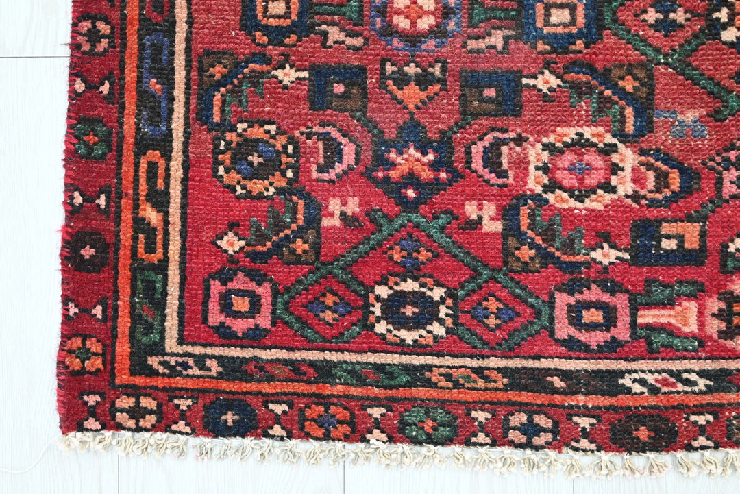 red Accent rug 3' 0" x 5' 1"