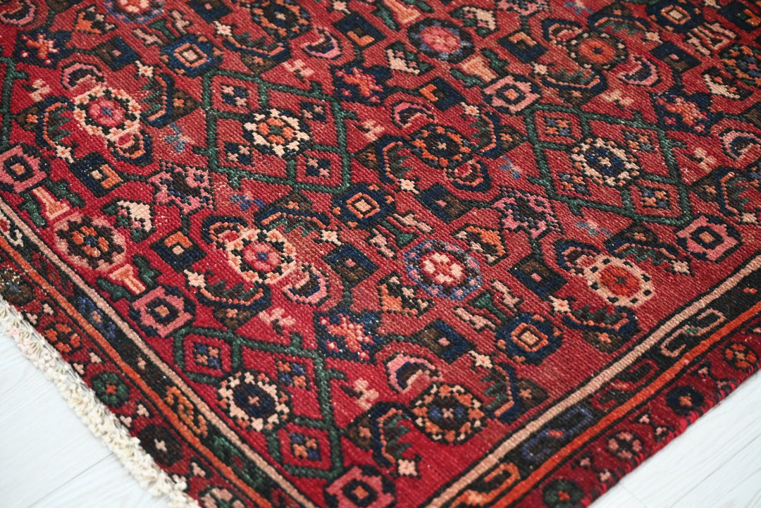 red Accent rug 3' 0" x 5' 1"