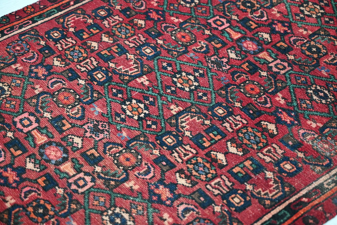 red Accent rug 3' 0" x 5' 1"