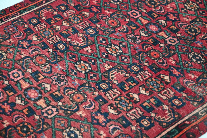 red Accent rug 3' 0" x 5' 1"