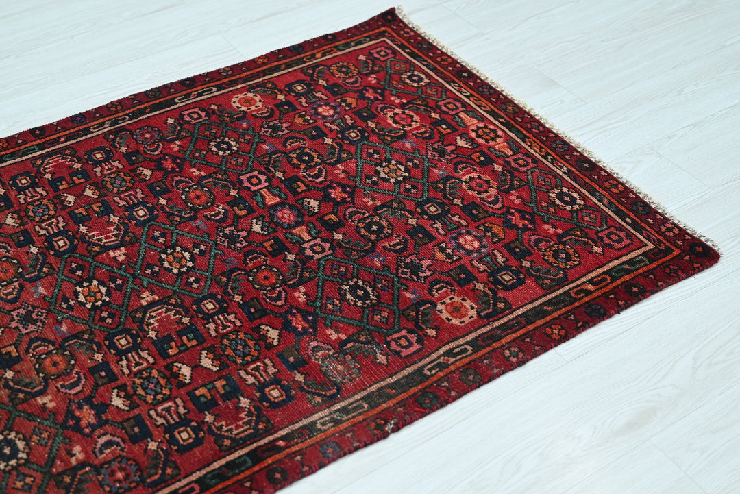 red Accent rug 3' 0" x 5' 1"