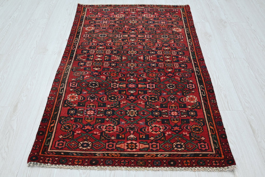 red Accent rug 3' 0" x 5' 1"