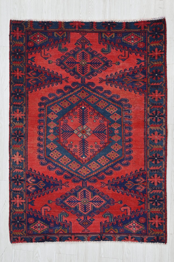 red Accent rug 3' 6" x 4' 9"