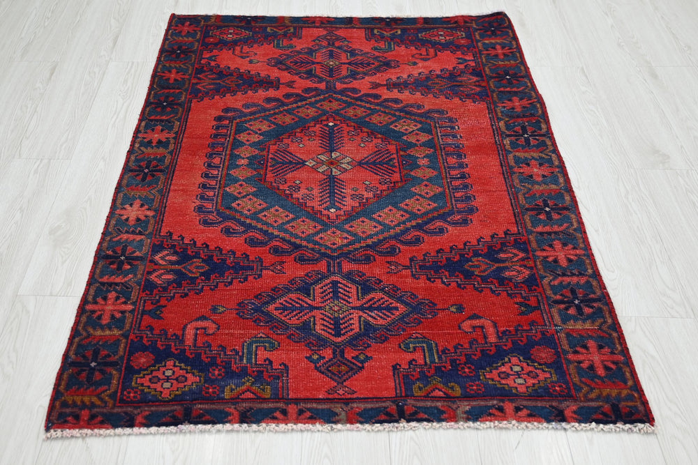 red Accent rug 3' 6" x 4' 9"