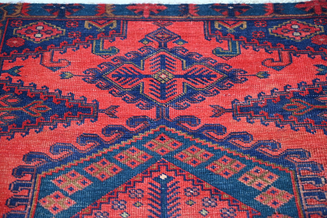 red Accent rug 3' 6" x 4' 9"