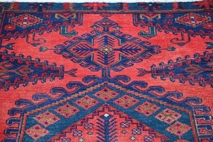 red Accent rug 3' 6" x 4' 9"