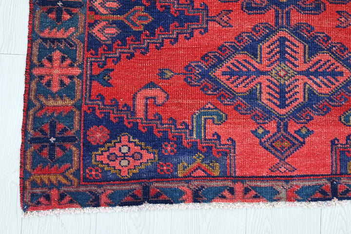 red Accent rug 3' 6" x 4' 9"