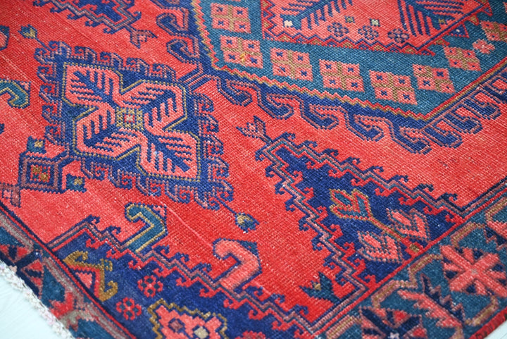 red Accent rug 3' 6" x 4' 9"