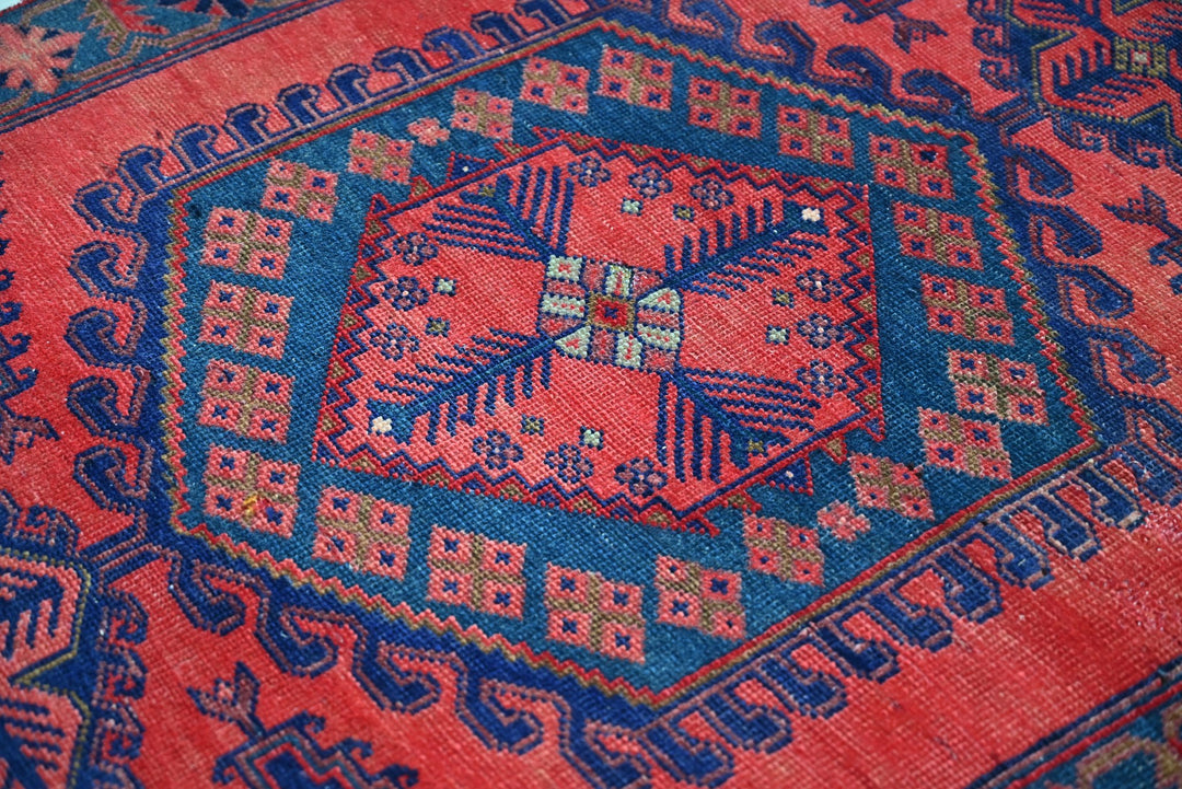 red Accent rug 3' 6" x 4' 9"