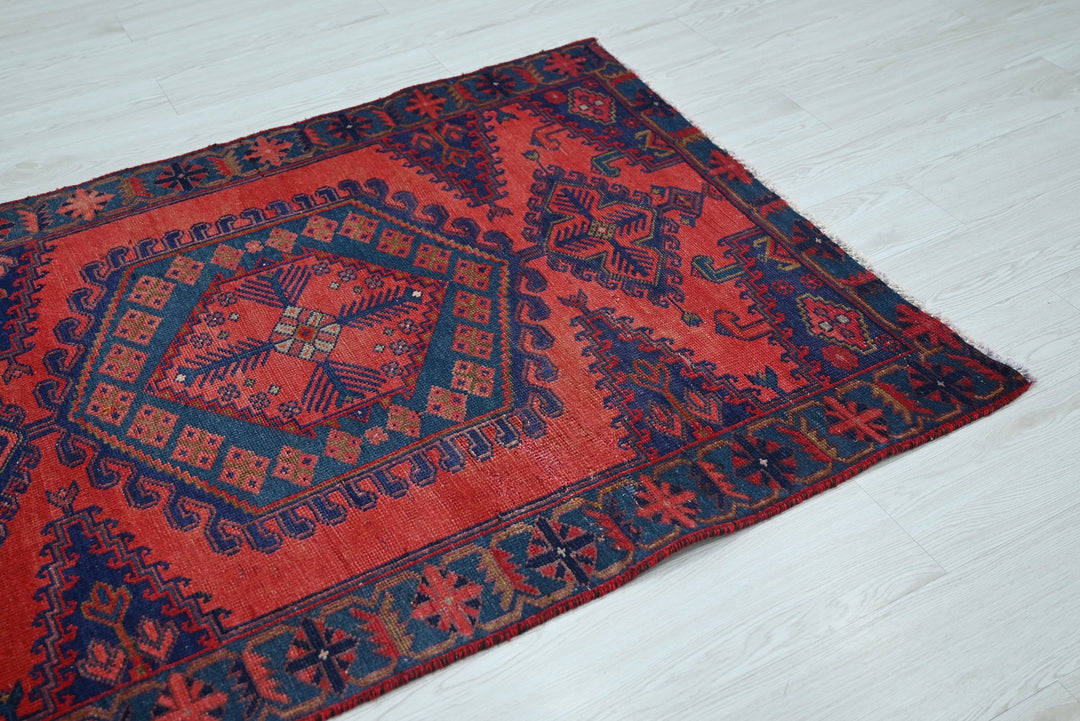 red Accent rug 3' 6" x 4' 9"