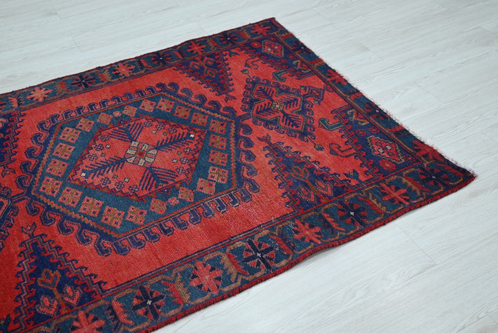 red Accent rug 3' 6" x 4' 9"
