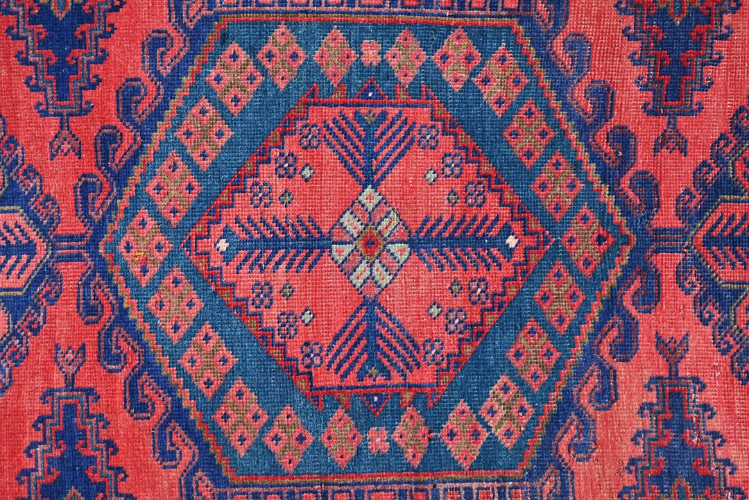 red Accent rug 3' 6" x 4' 9"