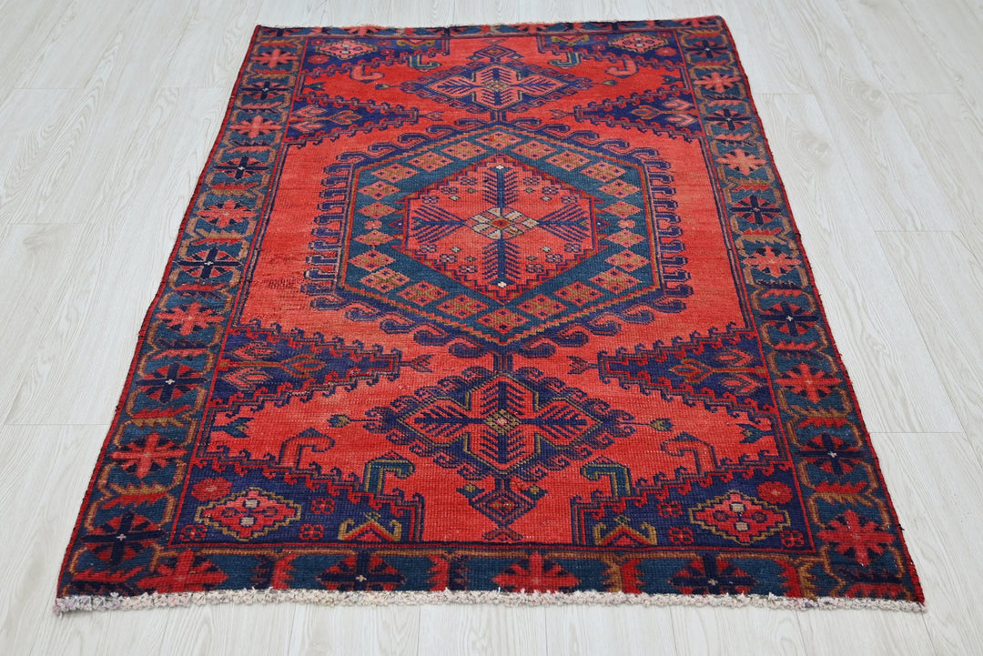 red Accent rug 3' 6" x 4' 9"