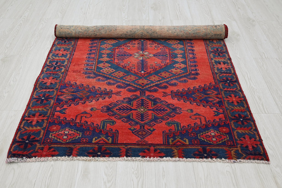 red Accent rug 3' 6" x 4' 9"