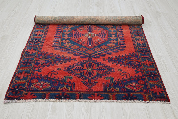 red Accent rug 3' 6" x 4' 9"