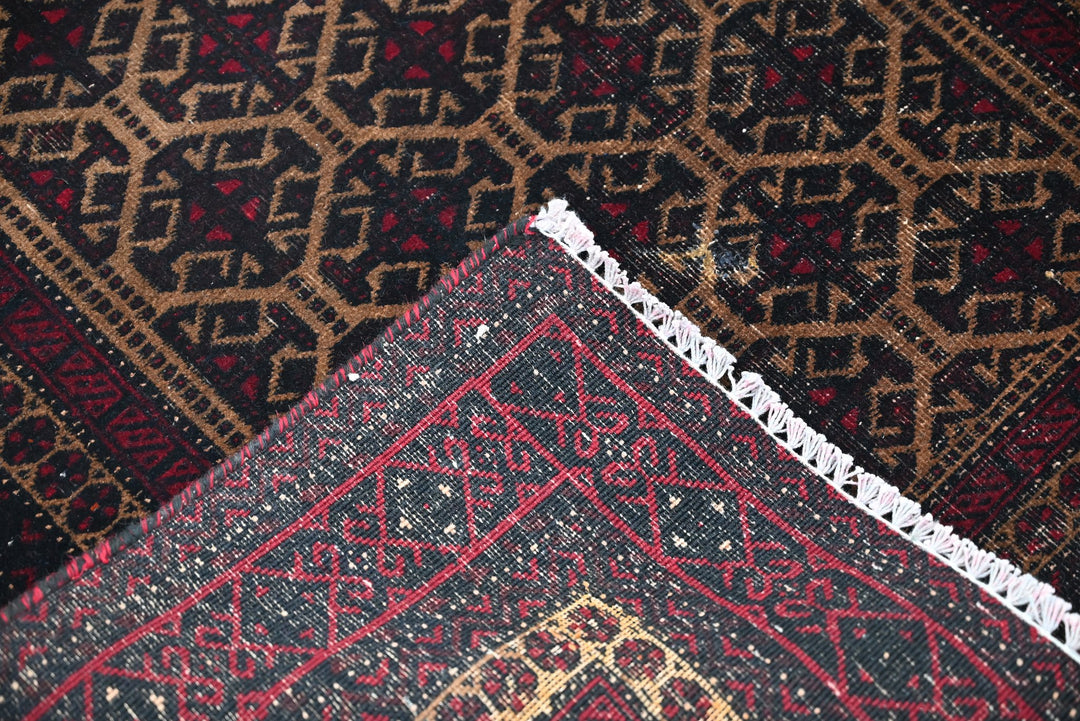 brown Accent rug 2' 11" x 5' 7"