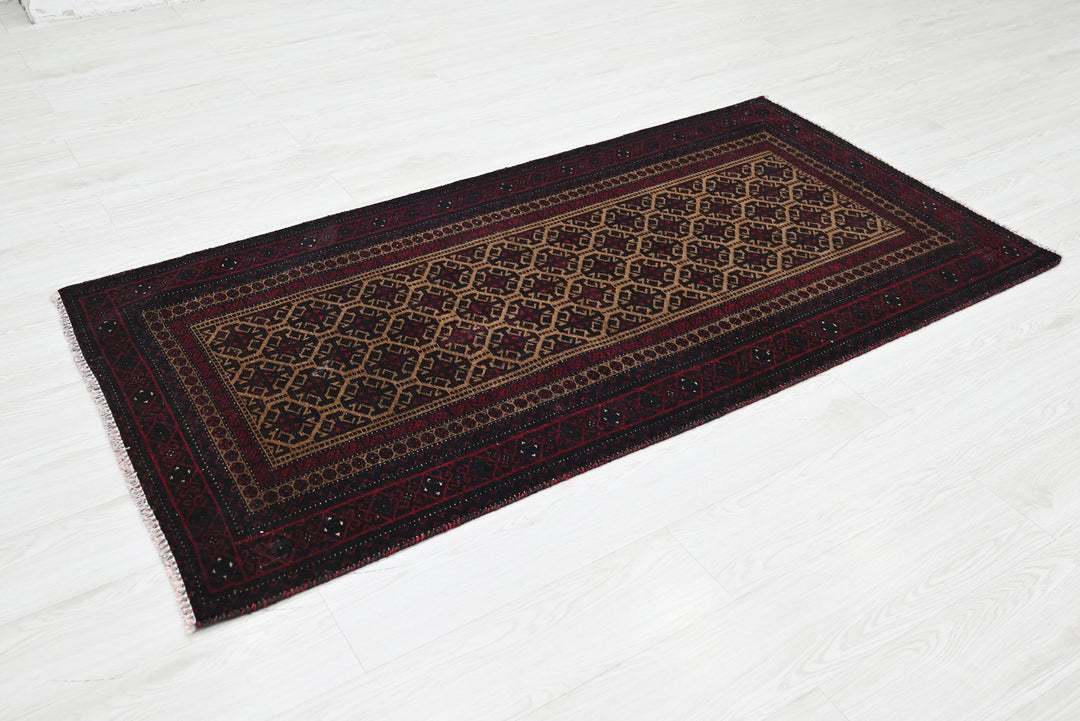 brown Accent rug 2' 11" x 5' 7"